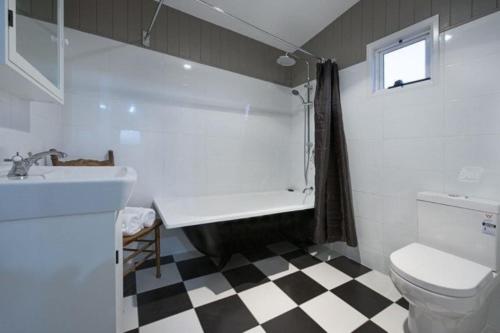 Shower, The Radford Couples Cottage Heart of Stanthorpe in Stanthorpe