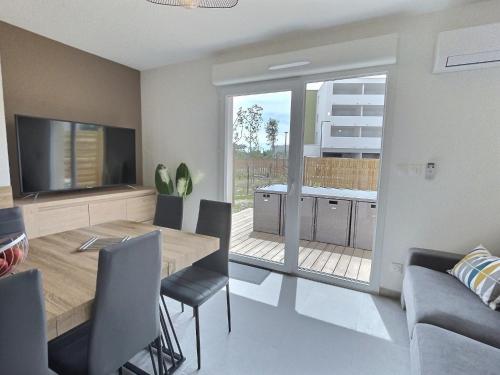 sala de TV, Vacancéole - Résidence La Dune (Vacanceole - Residence La Dune) in Beziers