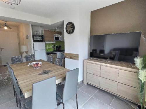 sala de TV, Vacancéole - Résidence La Dune (Vacanceole - Residence La Dune) in Beziers