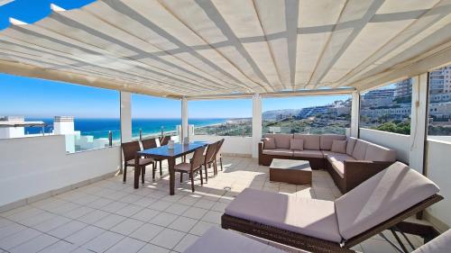 陽台/露台, Beachfront Luxury Apartments by NRAS in 索爾阿雷納萊斯港