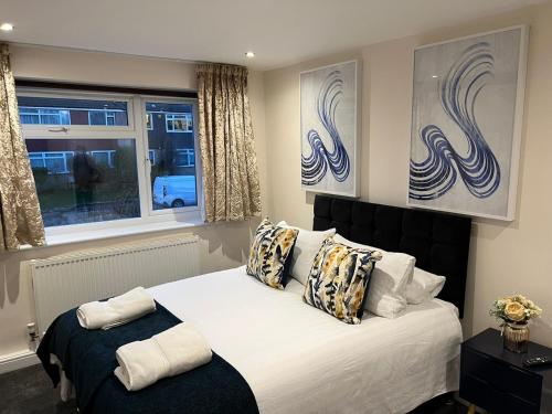 FW Haute Apartments at Stanmore, 3 Bedrooms and 1 Bathroom with additional WC, Single or Double Beds, Pet Friendly Flat with FREE WIFI and FREE PARKING