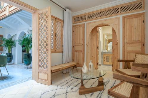 Zuhanyzó, riad le saadien near Agdal Park