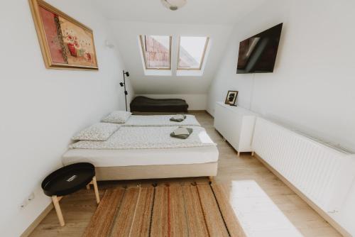 3 twin beds