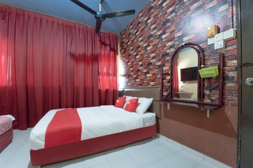 Guestroom, SPOT ON 90305 HEN HEN HOTEL in Senai / Airport