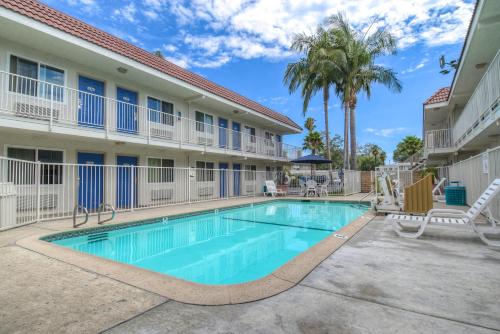 Swimming pool, Motel 6 Costa Mesa, CA in Halecrest