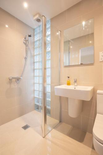 Number 17 Bath - image 7