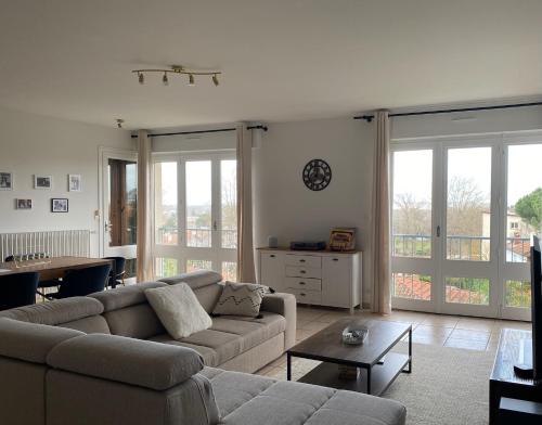 Maison avec grande terrasse et espaces gîte à louer Corronsac