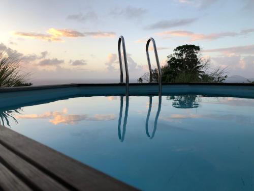 Swimming pool, Gite Maracudja vue sur mer in Capesterre-Belle-Eau