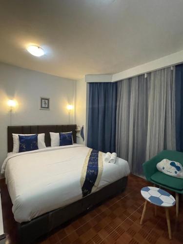 room detail thumbnail 2