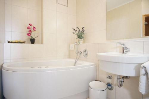 Haus-Ostseeapartments-am-Fehmarnsund-Wohnung-26-Wellenrauschen - image 2