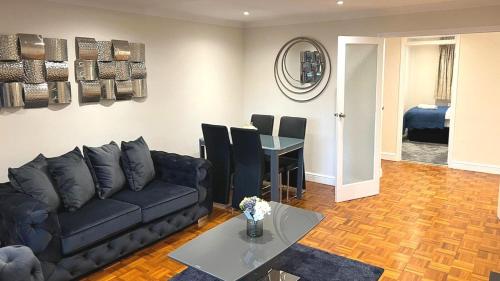 FW Haute Apartments at Stanmore, 3 Bedrooms and 1 Bathroom with additional WC, Single or Double Beds, Pet Friendly Flat with FREE WIFI and FREE PARKING