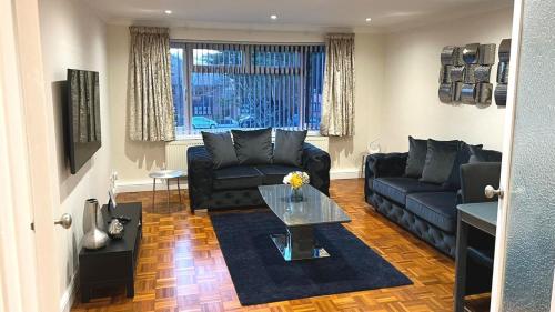 FW Haute Apartments at Stanmore, 3 Bedrooms and 1 Bathroom with additional WC, Single or Double Beds, Pet Friendly Flat with FREE WIFI and FREE PARKING - Stanmore