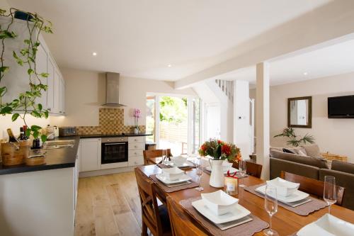  Orchard Croft Lodge , New Property, DOG FRIENDLY, Ideal for GOODWOOD EVENTS, 5 Minutes from Southend Barns, 9 Minutes From Sandy West Wittering Beach, 2 Bathrooms, Sleeps 8 On Request, ' Starlink ' Wi-Fi & Sky Sports, Zip & Link Super-King beds, Chichester