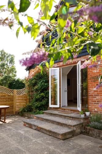 Вход, " Orchard Croft Lodge ", DOG FRIENDLY, Ideal for Goodwood Events, 5 Minutes from Southend Barns, 9 M in Sidlesham