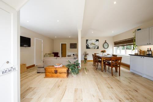 " Orchard Croft Lodge ", DOG FRIENDLY, Ideal for Goodwood Events, 5 Minutes from Southend Barns, 9 M in Sidlesham