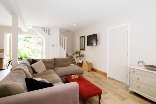 " Orchard Croft Lodge ", DOG FRIENDLY, Ideal for Goodwood Events, 5 Minutes from Southend Barns, 9 M in Sidlesham