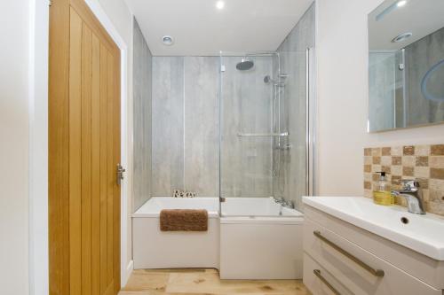 Koupelna, EXCEPTIONAL, Massive 1,367 Sq' Ft', ORCHARD CROFT LODGE, Brand New Property , Sleeps 6, Split & Link in Sidlesham