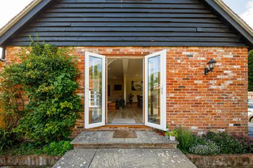 Вход, " Orchard Croft Lodge ", DOG FRIENDLY, Ideal for Goodwood Events, 5 Minutes from Southend Barns, 9 M in Sidlesham