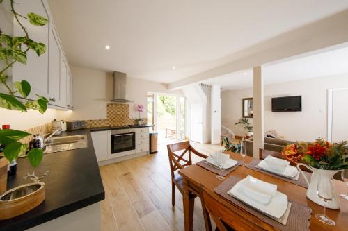 Escape to Orchard Croft Lodge, a beautifully appointed dog friendly holiday home with flexible Super in 希德尔沙姆