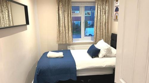 FW Haute Apartments at Stanmore, 3 Bedrooms and 1 Bathroom with additional WC, Single or Double Beds, Pet Friendly Flat with FREE WIFI and FREE PARKING
