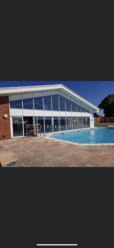 Úszómedence, DaisyChain Getaways The perfect place to Stay Play and Getaway in East Mersea