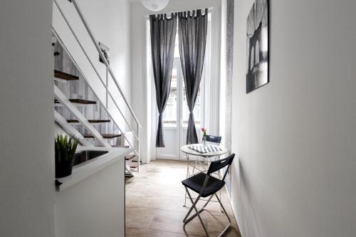 Rio's Stylish Central Flats 3