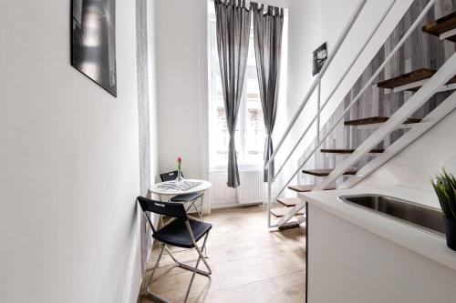 Rio's Stylish Central Flats 5