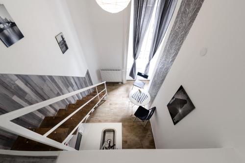 Rio's Stylish Central Flats - image 2