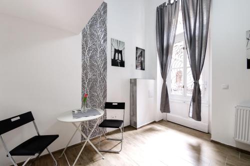 Rio's Stylish Central Flats - image 13