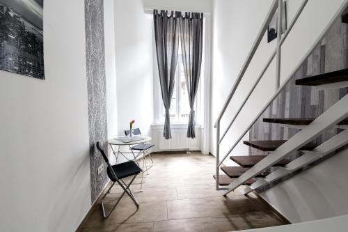 Rio's Stylish Central Flats - image 4