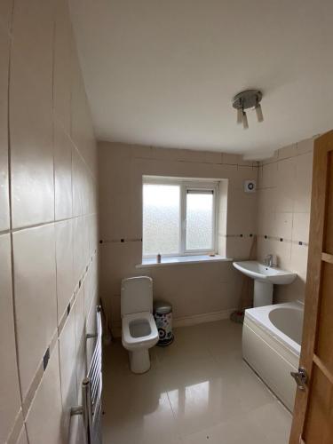 Bathroom, Commodious Two Bedroom Property near Blakesley Hall