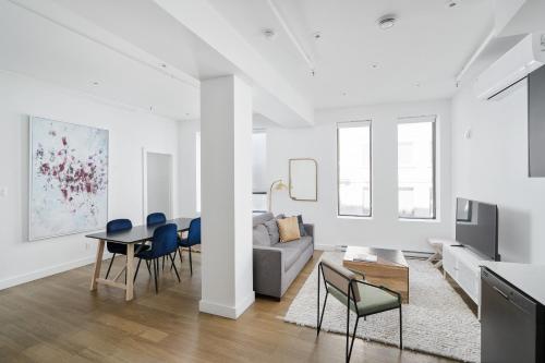 Bakan- Palais des Congres, Convention Centre near พิพิธภัณฑ์ พ้อยเท - อะ - คัลลิเยร์