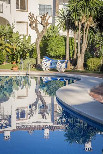 สระว่ายน้ำ, HB - Comfortable Beachfront Holiday Apartment in อาเซียนดา บีช