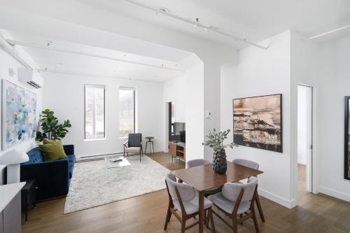 Bakan- Palais des Congres, Convention Centre near พิพิธภัณฑ์ พ้อยเท - อะ - คัลลิเยร์