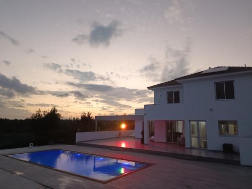 Kiti Village Villa Larnaca, salt-water pool, 5 bedrooms