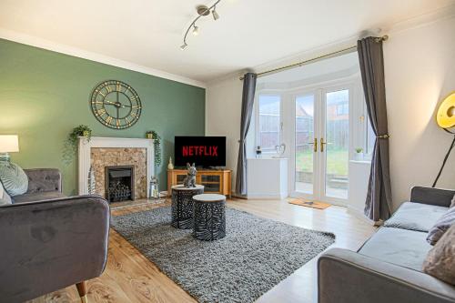 Detached House with Free Parking, Garden, Fast Wifi and Smart TV with Netflix by Yoko Property - Milton Keynes