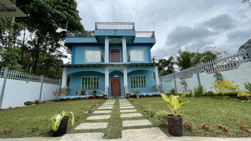 Charming Apartelle with Swimming Pool in Catalunan Pequeno