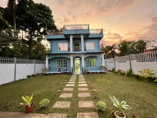 Charming Apartelle with Swimming Pool in Catalunan Pequeno