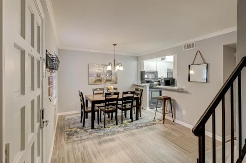 #111 Elaborate Condo Ideal Location 2BRM/2 Parking near Hilton Head Airport