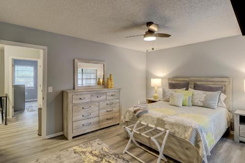 #111 Elaborate Condo Ideal Location 2BRM/2 Parking near Hilton Head Airport