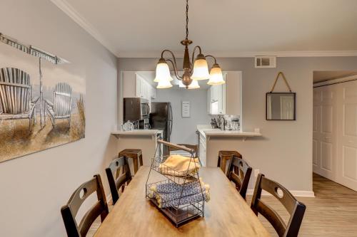 #111 Elaborate Condo Ideal Location 2BRM/2 Parking near Hilton Head Airport