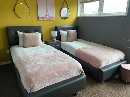 The Arena Place 2 Bedrooms 2 Bathrooms 5 Beds Garden Parking WIFI Netflix Perfect For Long Stays gîte à louer Plough and Harrow