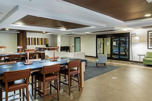 Holiday Inn Express Hotel & Suites Picayune By IHG - 로비