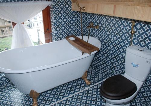 Bathroom, FarmHouse Villa in Trai Mat