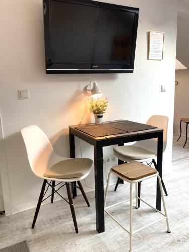 Living at Saarpartments - AdultsOnly - Business & Holiday Homes with Kitchen for Long- and Short Term stay, 3 min to St Johanner Markt and Points of Interest, Saarbrücken (foto 7)