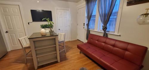 Cozy 1 bedroom, 1 min from Irving Park Blue line, free parking in Chicago, USA