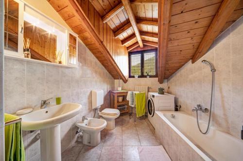 Bathroom, Mansarda fra monte e lago in Esino Lario
