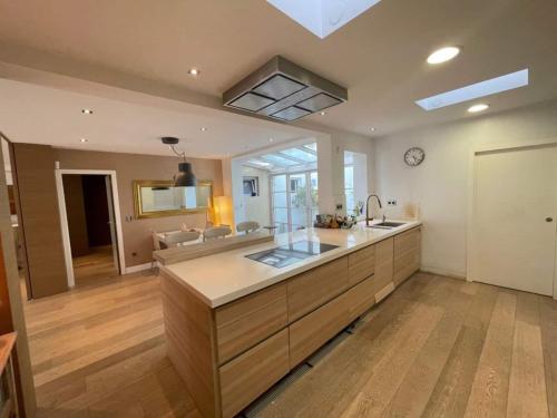 Bonita villa moderna cerca de la playa in อตายาลา อิสดาเบ