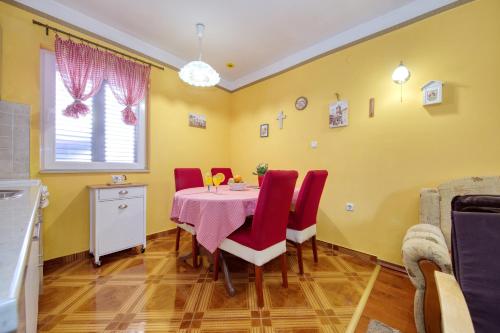 Two-Bedroom Duplex Apartment image 6