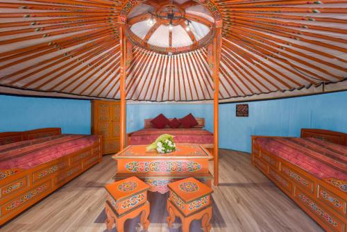 1 double bed, 2 twin beds